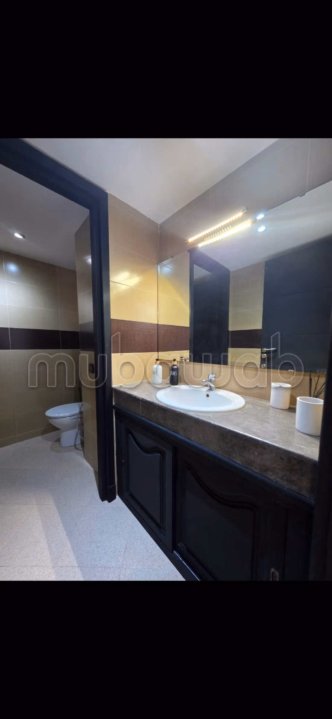 Appartement de vacances à louer à Tanja Balia. 
Surface totale 140 m². 
Système de parabole et salon marocain