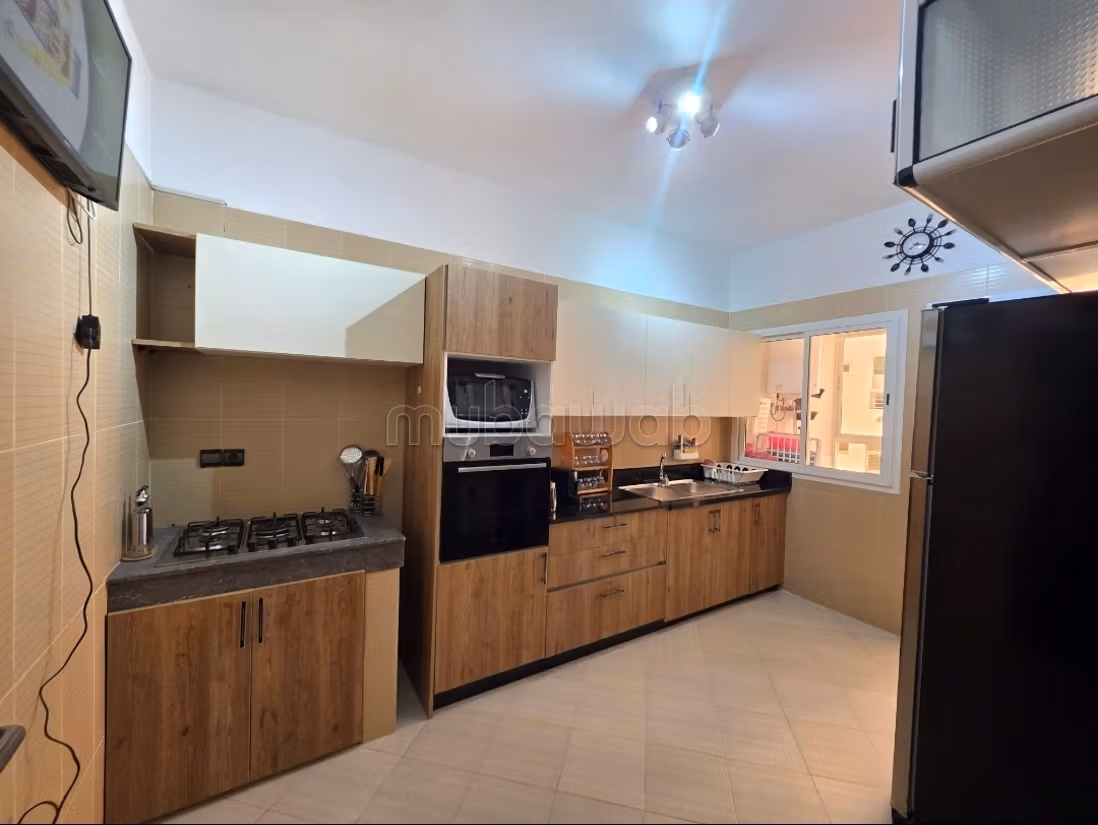 Appartement de vacances à louer à Tanja Balia. 
Surface totale 140 m². 
Système de parabole et salon marocain