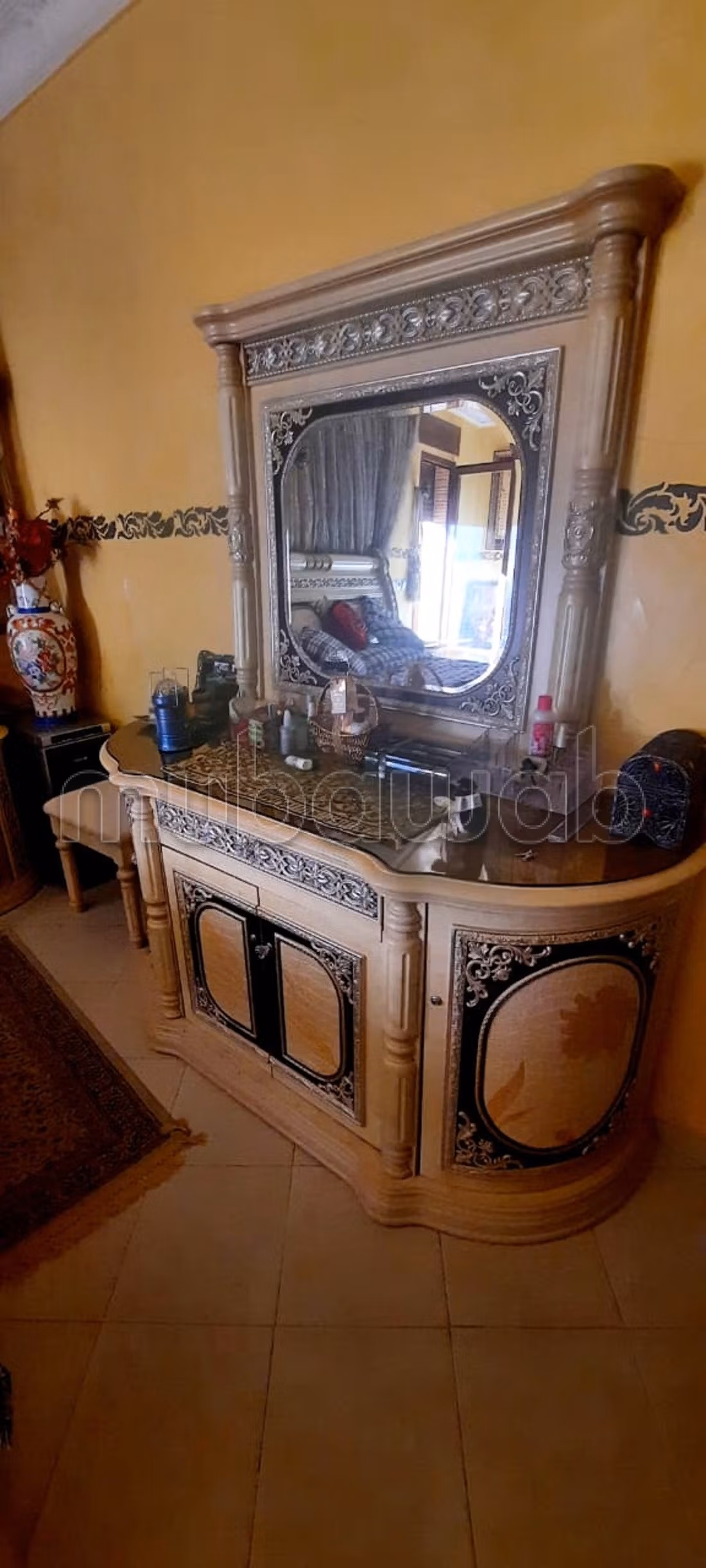 Appartement te koop in de stad. 1 goede kamer. Gemeubileerd