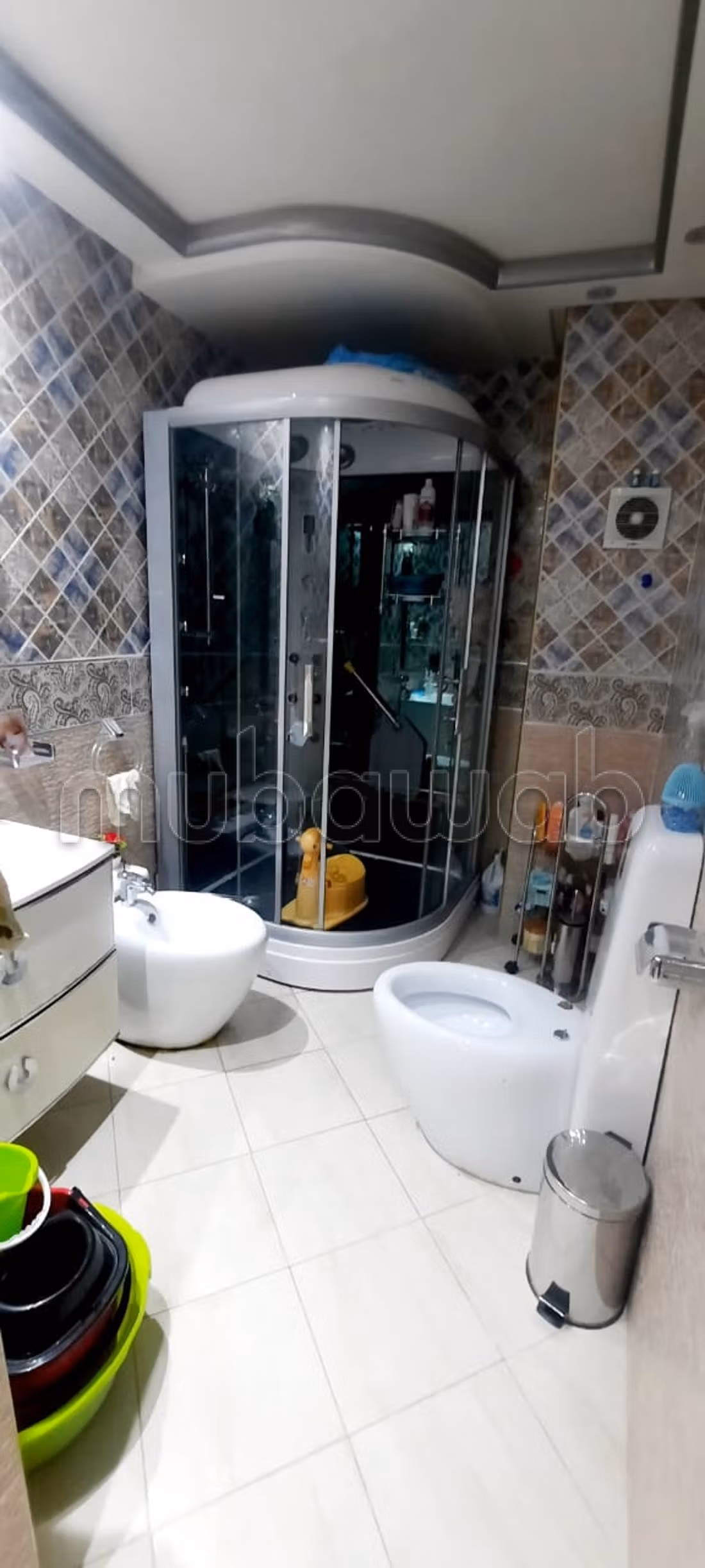 Appartement te koop in de stad. 1 goede kamer. Gemeubileerd