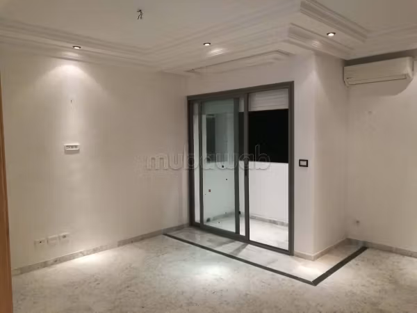 Appartement à l'achat à El Aouina. 2 chambres agréables. Porte blindée, antenne parabolique