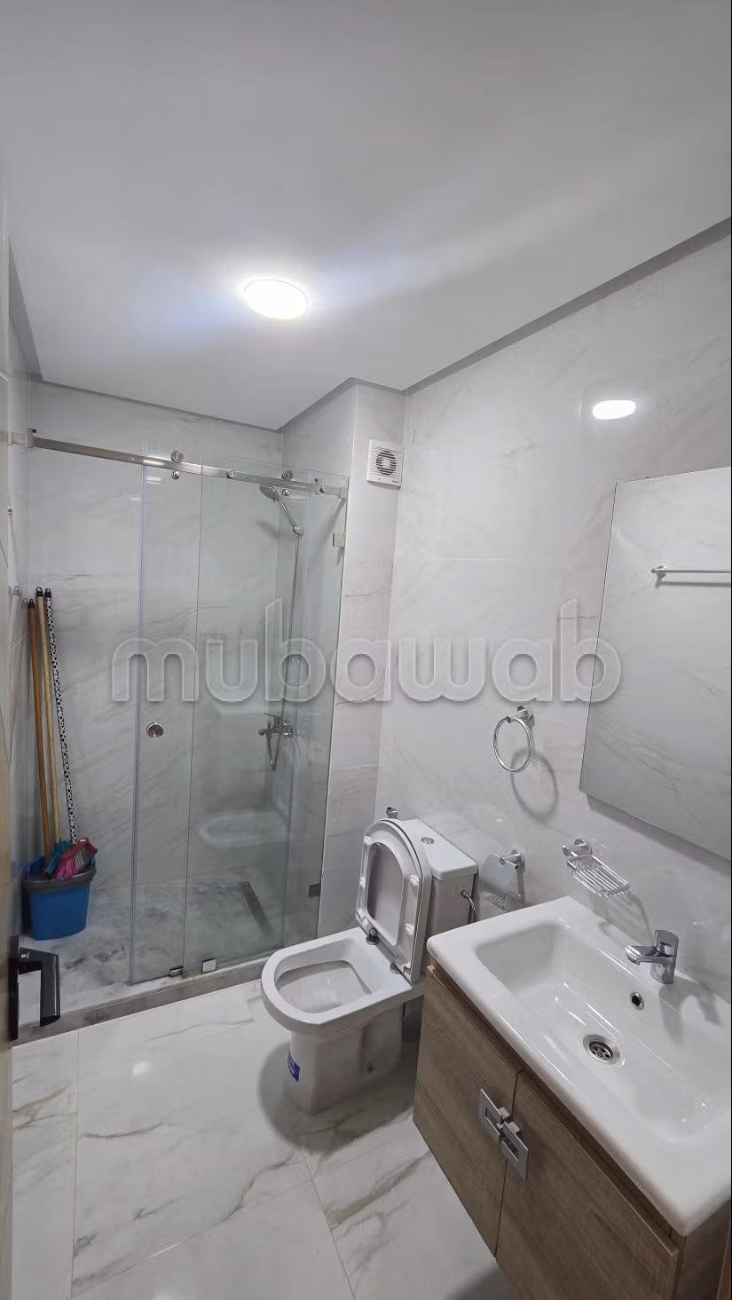Bel appartement en location à M'Diq. Surface de 80 m². Meublé