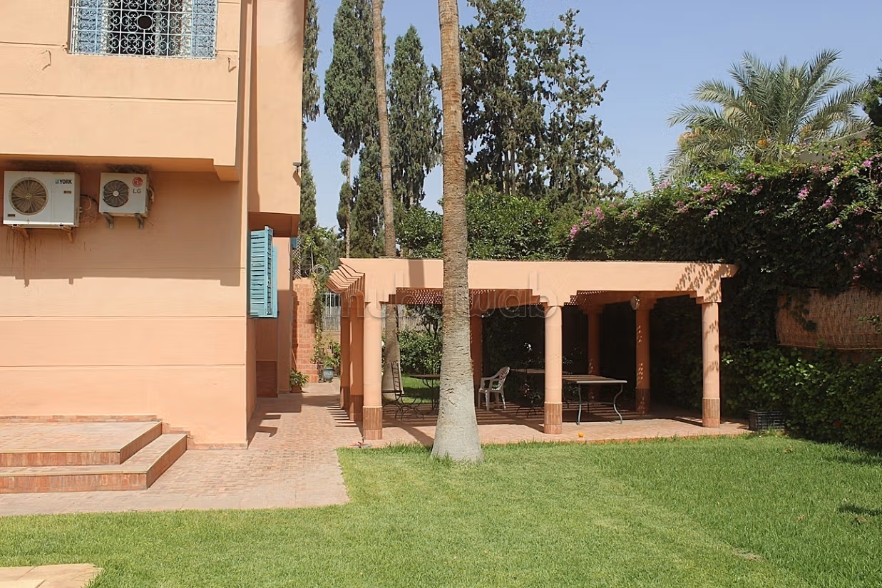 Empty villa for vintage lovers