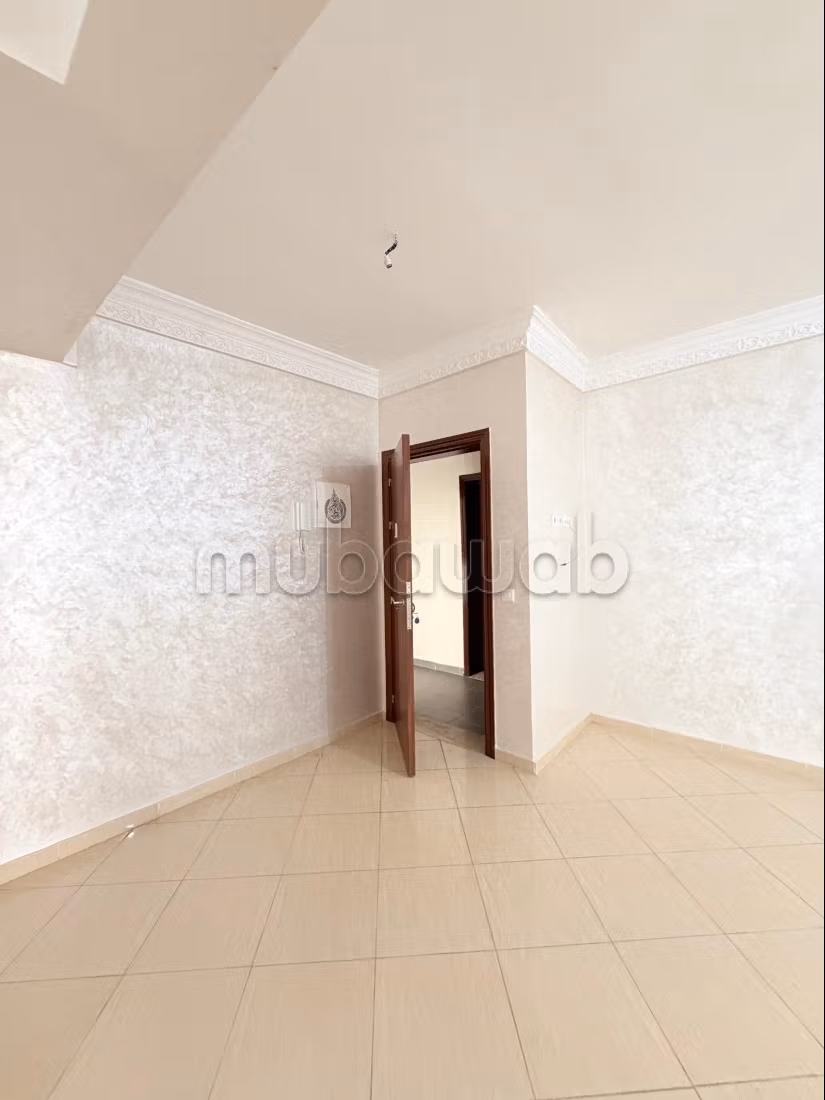 Superbe appartement à louer à Route Nationale Assilah. 
2 chambres. 
Salon contemporain — 4