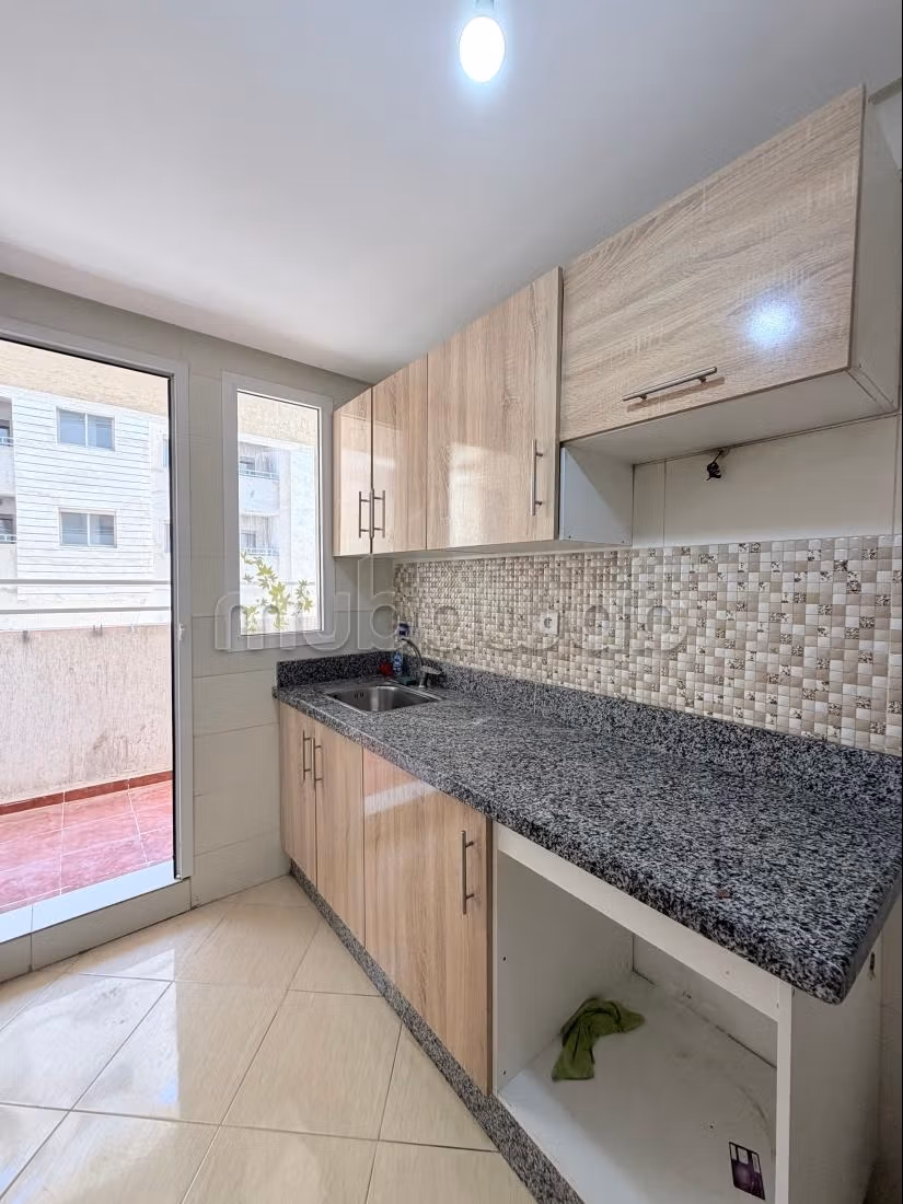 Superbe appartement à louer à Route Nationale Assilah. 
2 chambres. 
Salon contemporain — 5