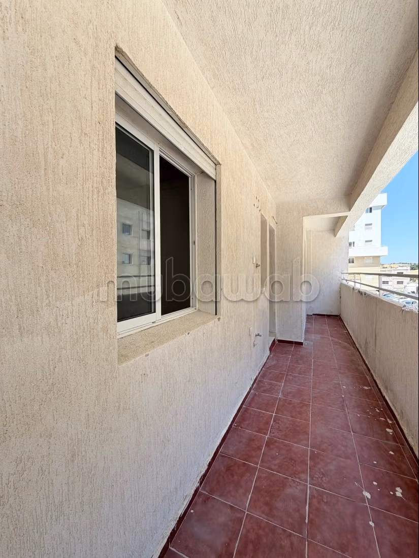 Superbe appartement à louer à Route Nationale Assilah. 
2 chambres. 
Salon contemporain — 6