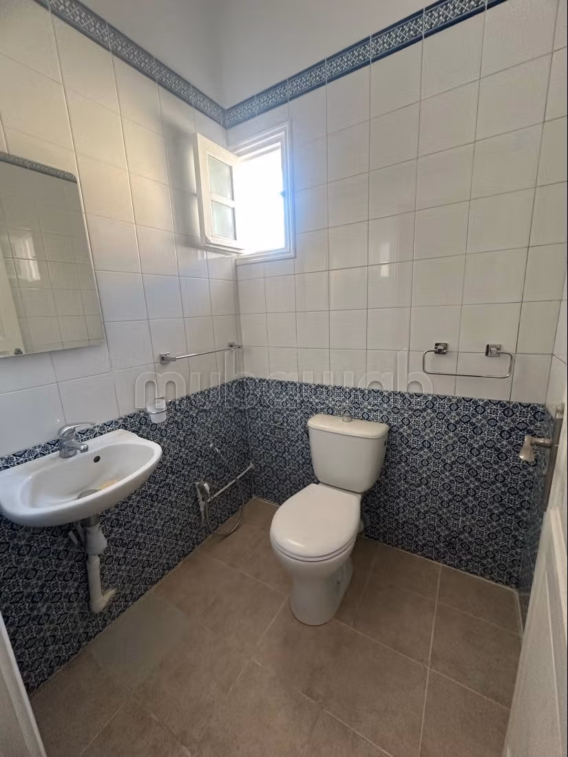 In affitto un piano di villa a Ain Zaghouan