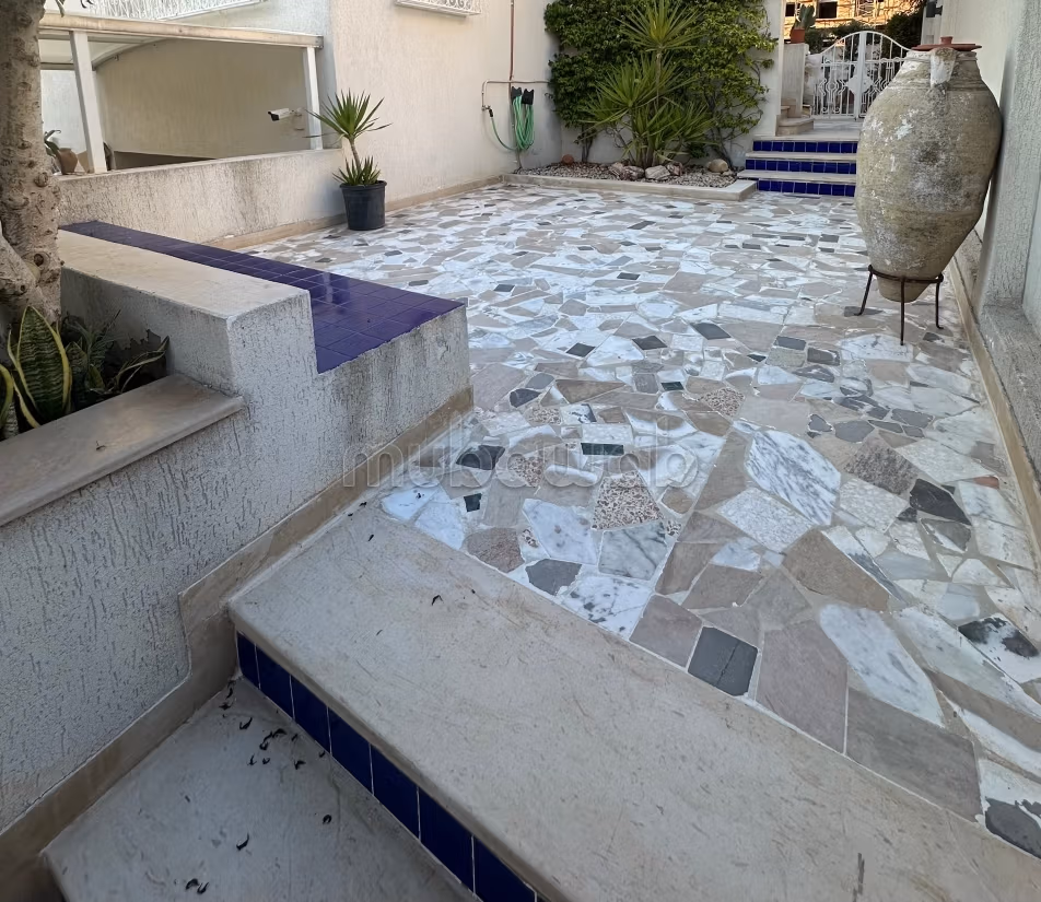 In affitto un piano di villa a Ain Zaghouan