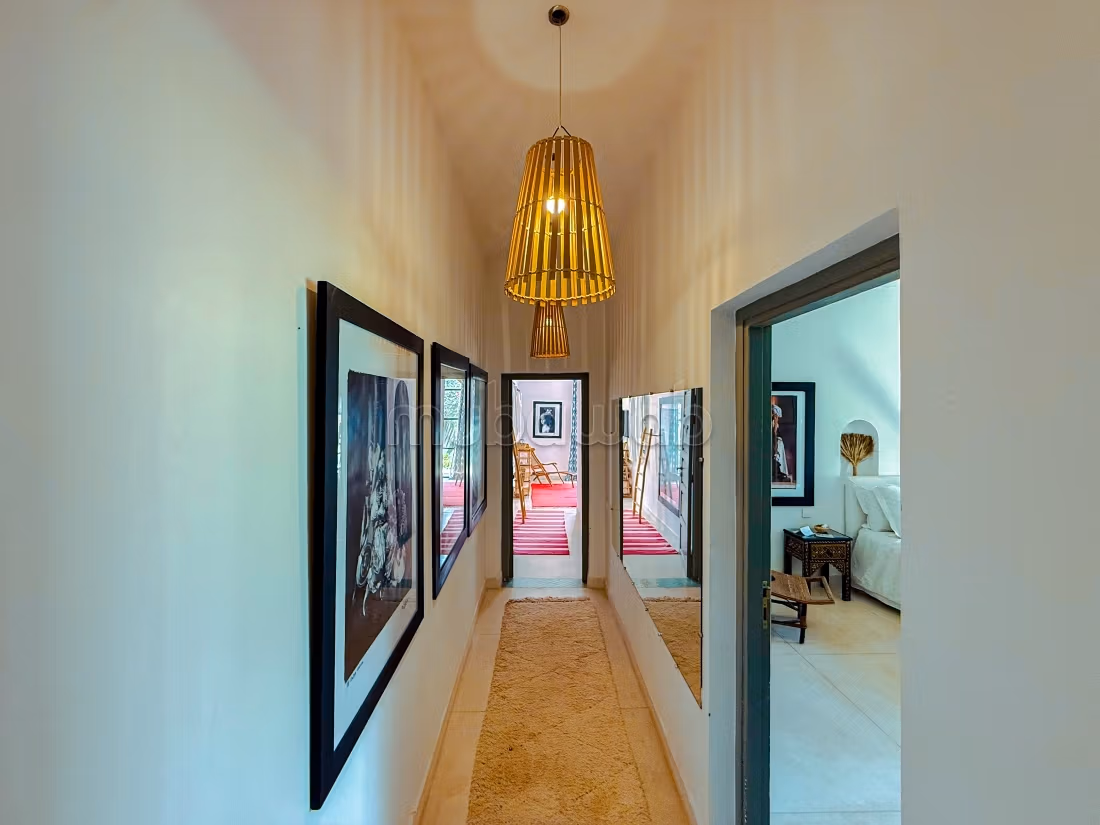 Chic Villa Without Overlook Immense Garden and Pool

