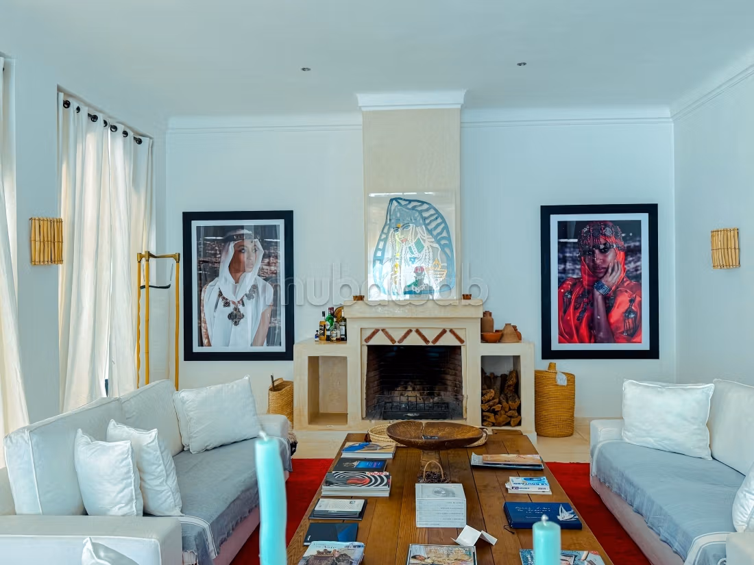 Chic Villa Without Overlook Immense Garden and Pool

