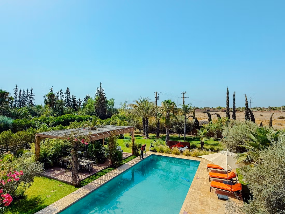Chic Villa Without Overlook Immense Garden and Pool
