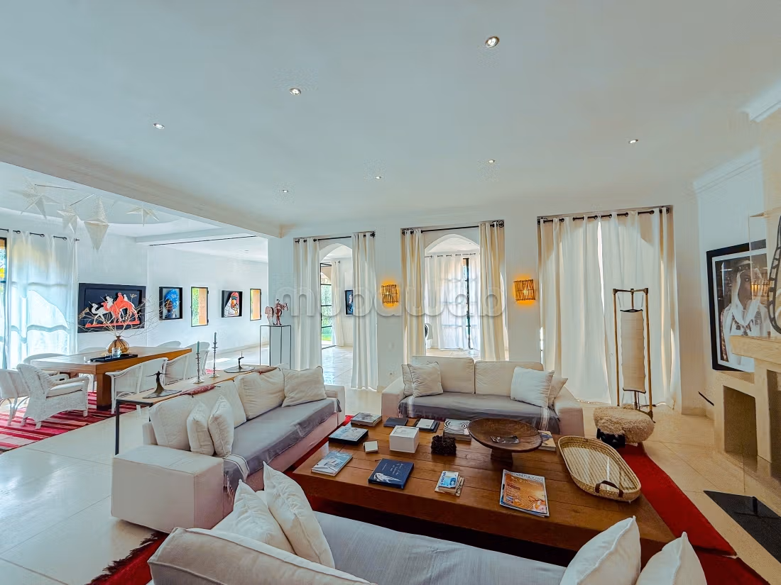 Chic Villa Without Overlook Immense Garden and Pool
