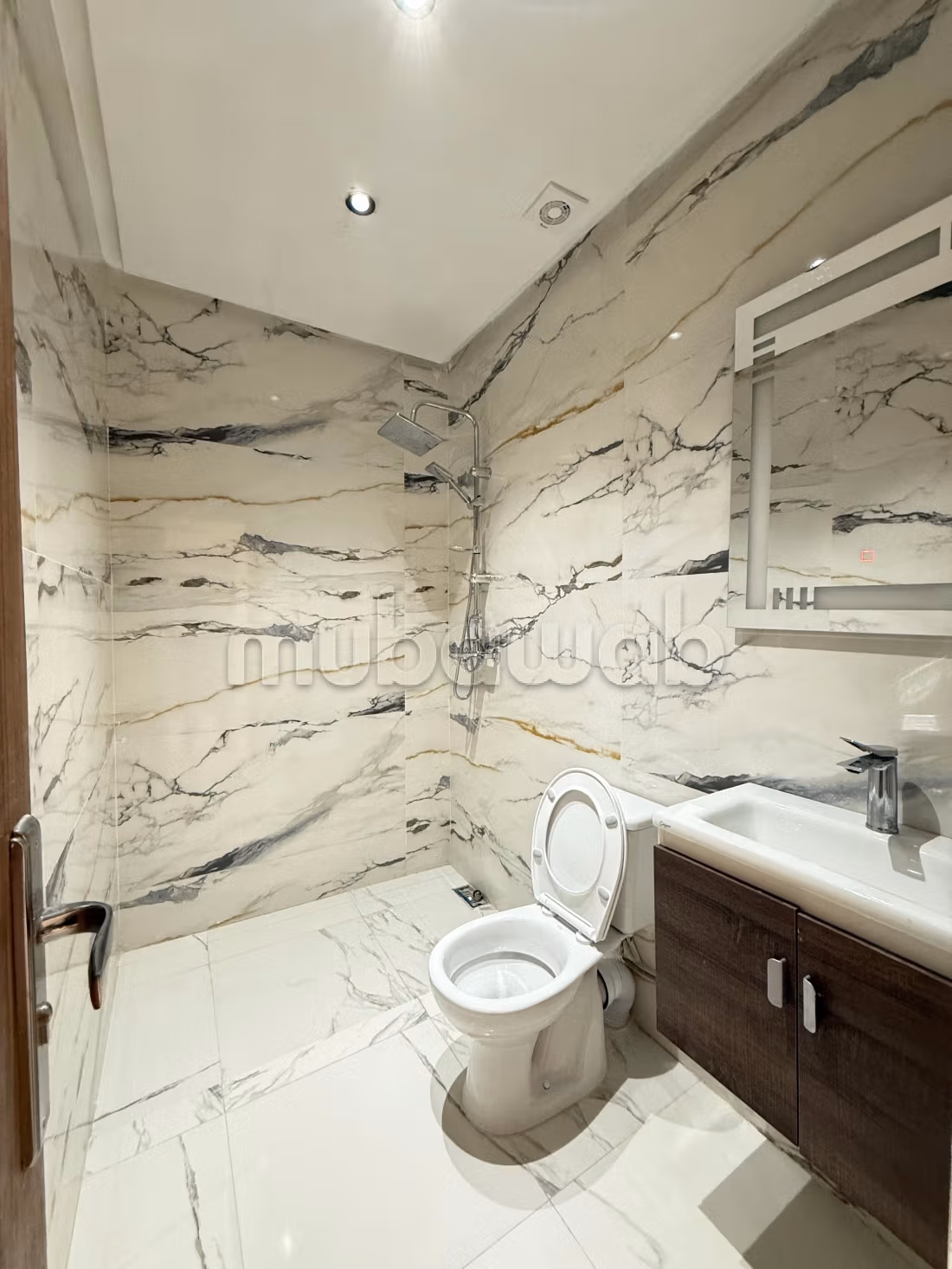 Appartement à vendre à Mehdia. 
2 chambres. 
Jardin