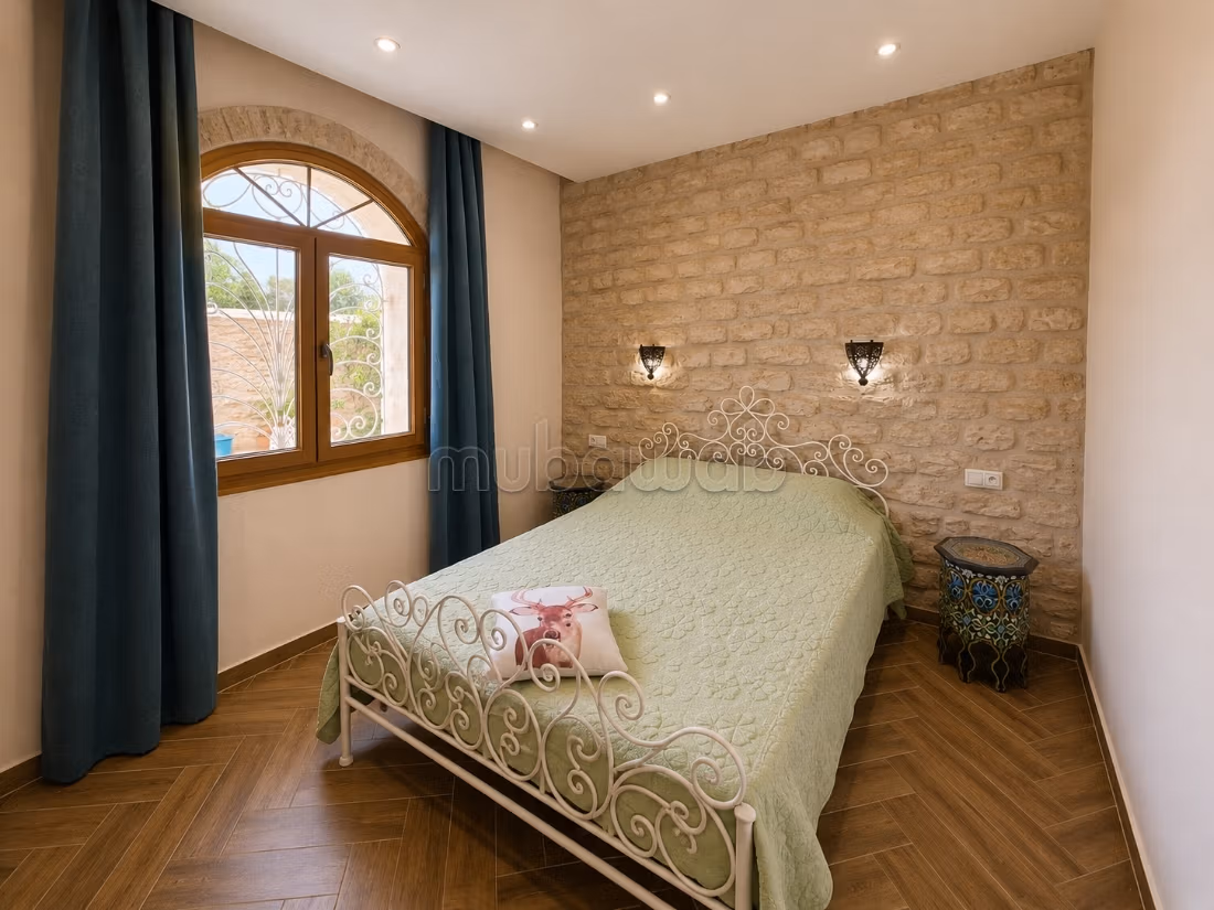 Villa in pietra con piscina e frutteto