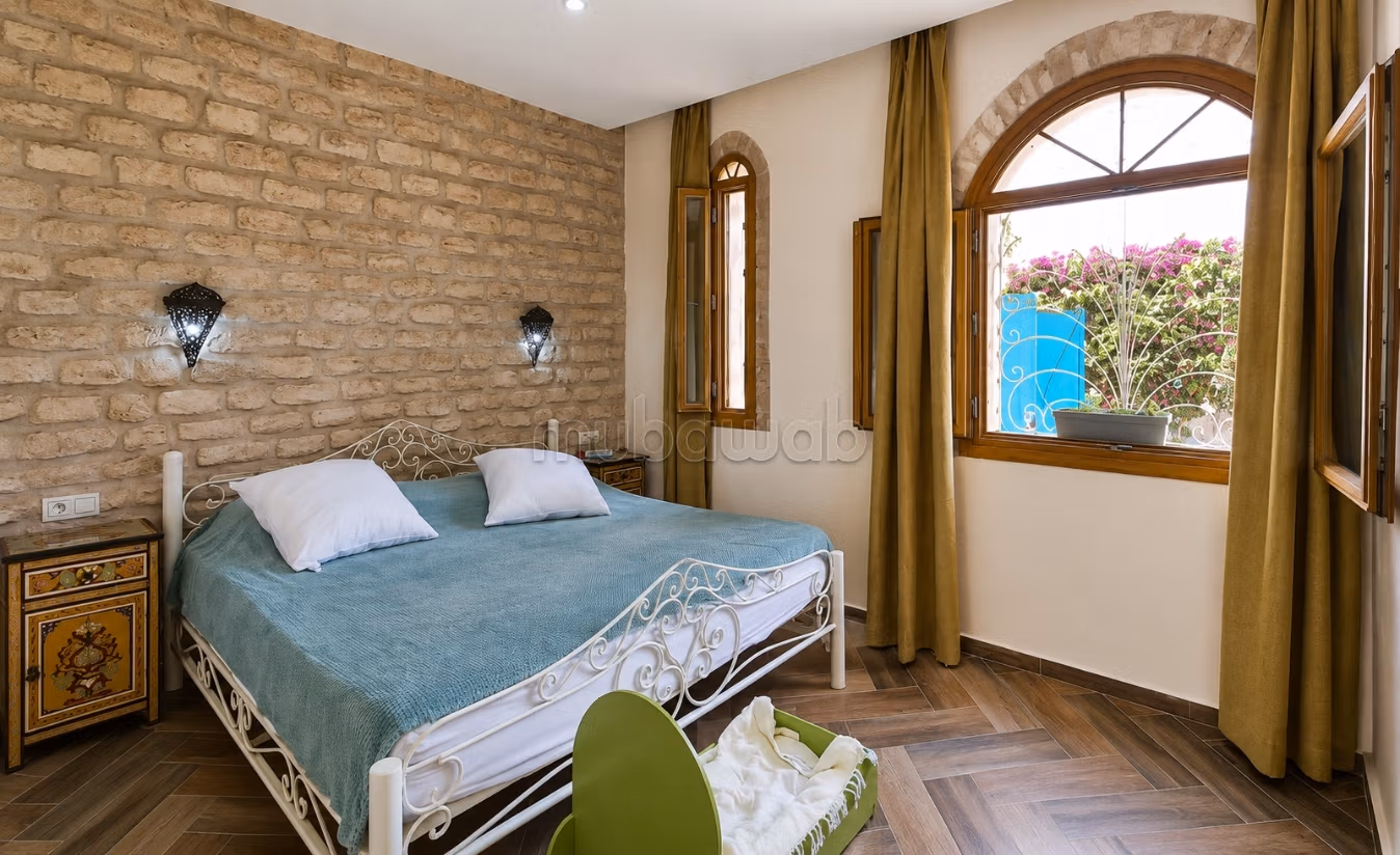 Villa in pietra con piscina e frutteto