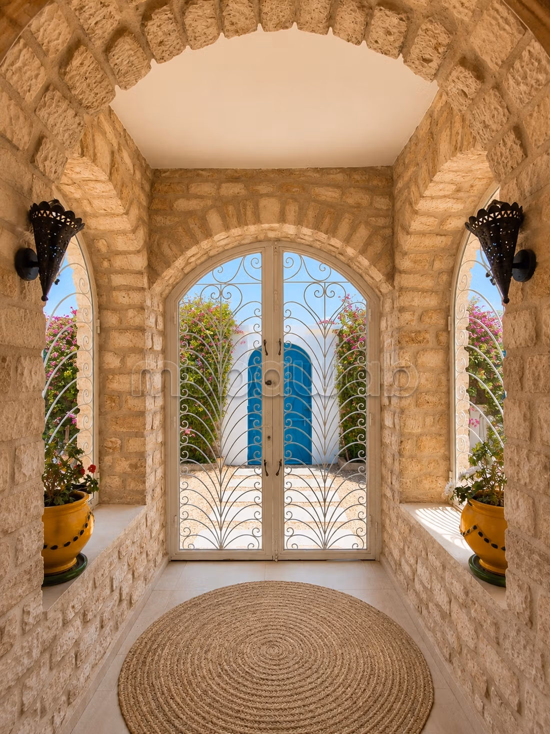 Villa in pietra con piscina e frutteto