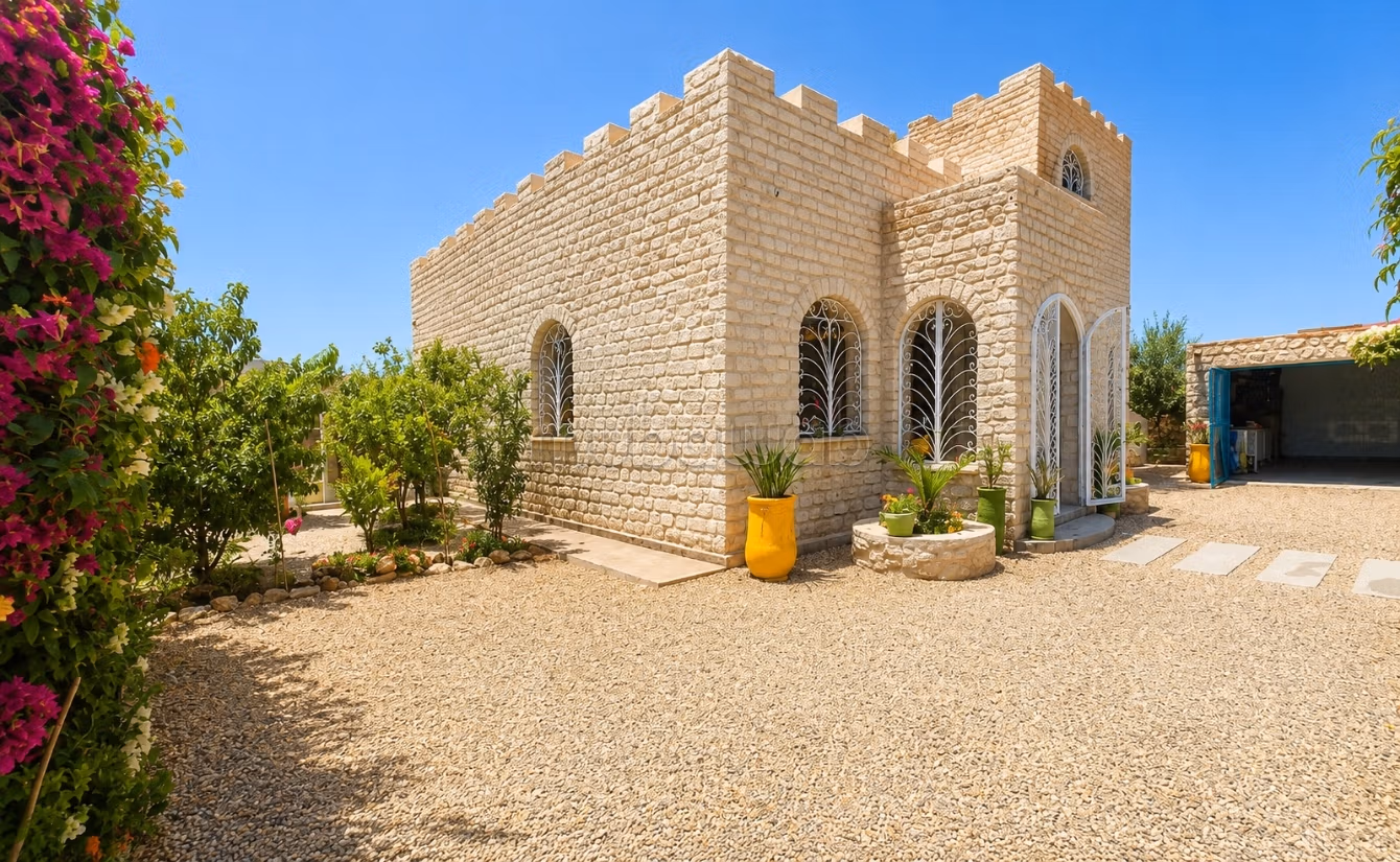 Villa in pietra con piscina e frutteto