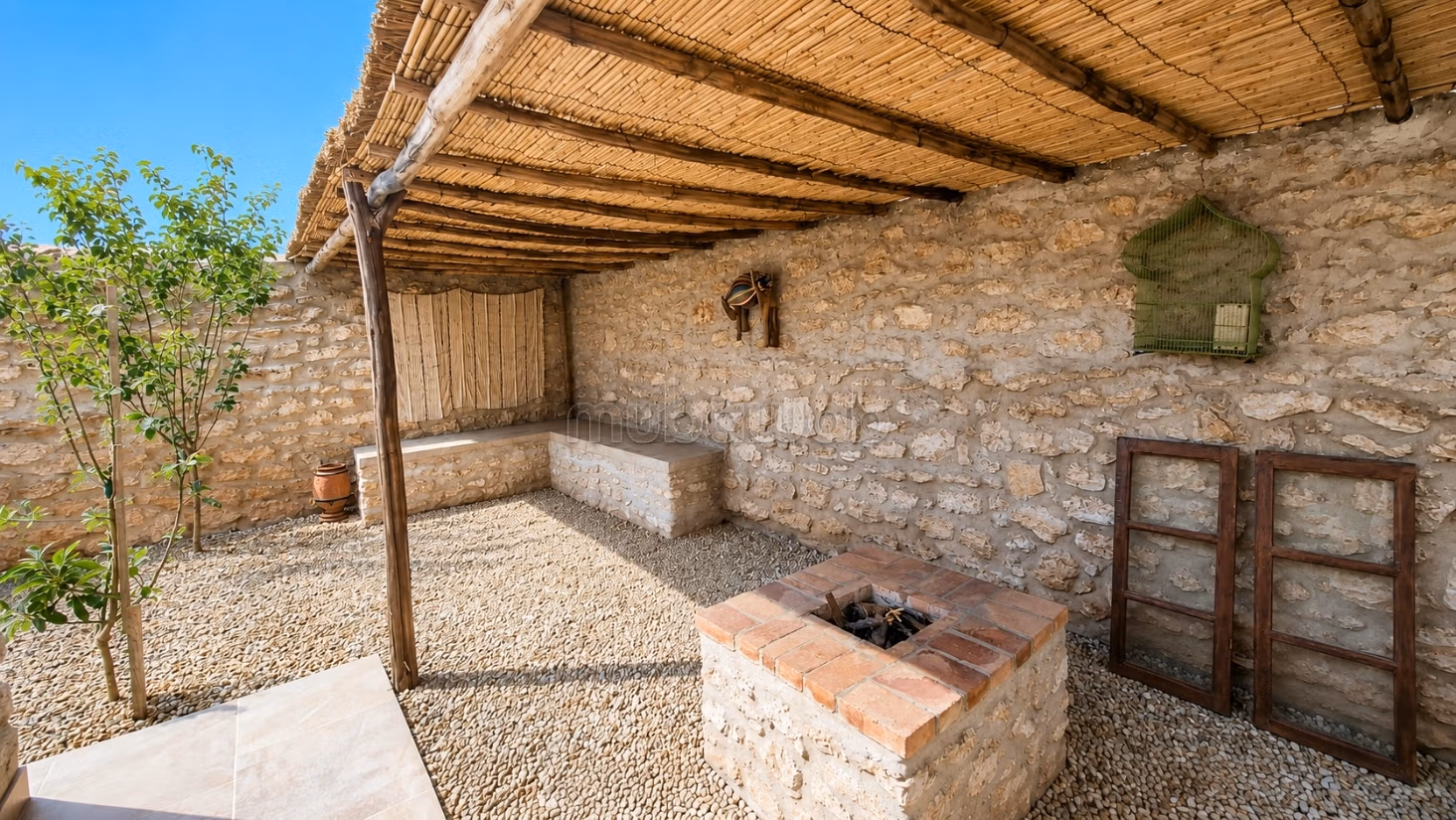 Villa in pietra con piscina e frutteto
