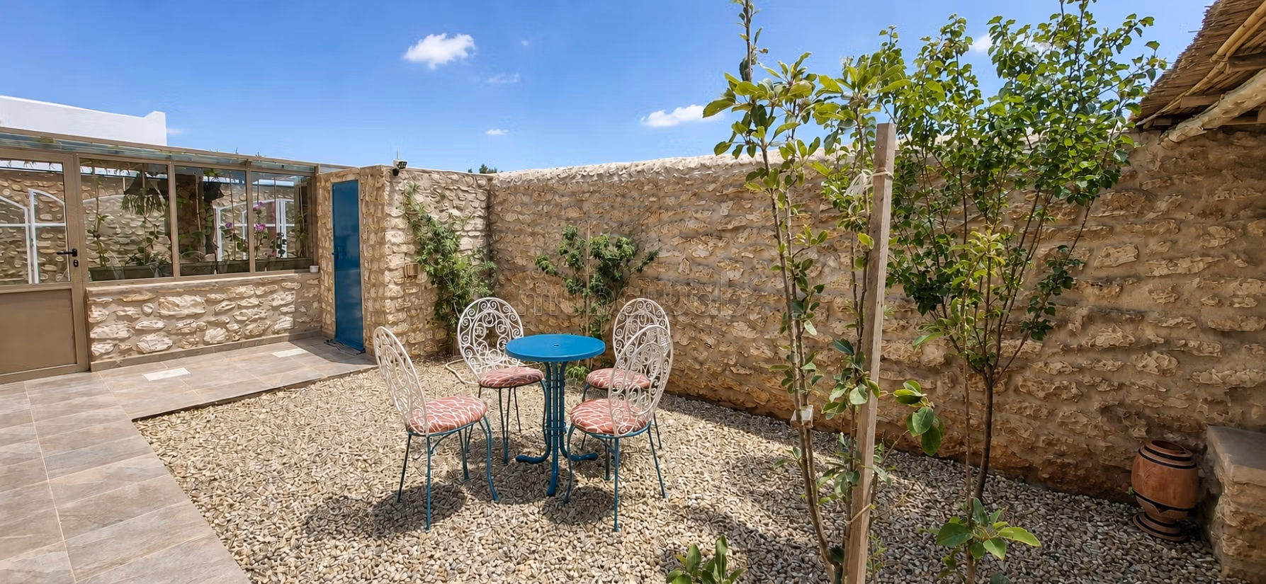 Villa in pietra con piscina e frutteto