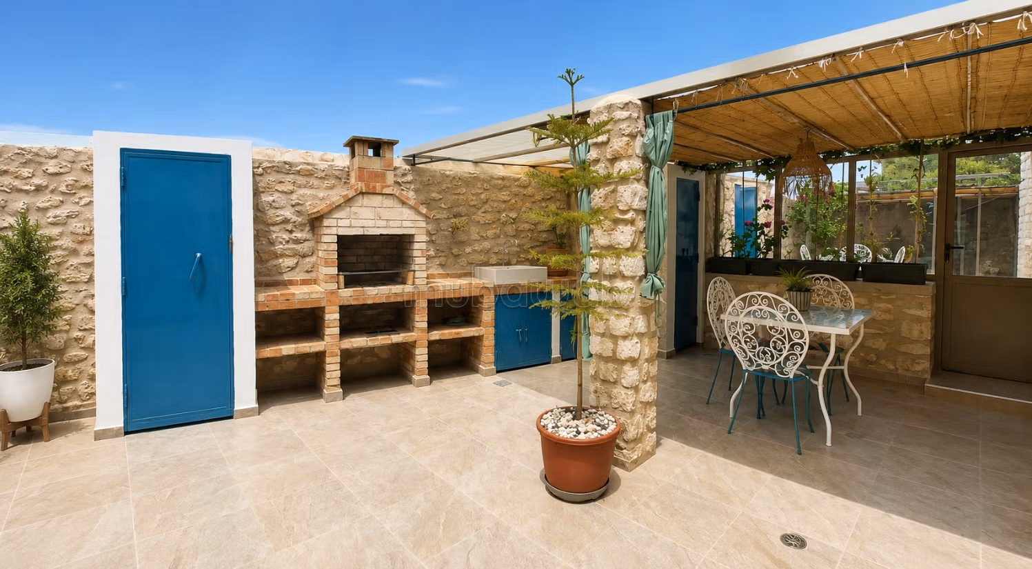 Villa in pietra con piscina e frutteto