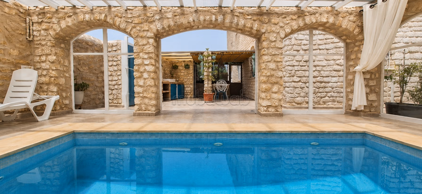 Villa in pietra con piscina e frutteto