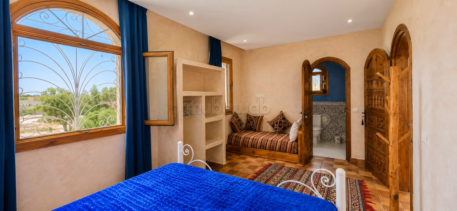 Villa in pietra con piscina e frutteto