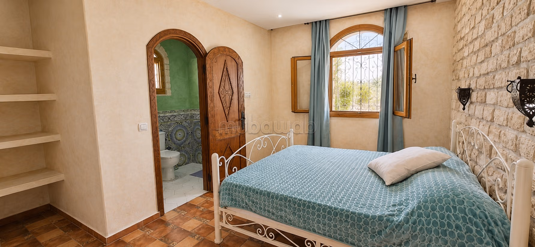 Villa in pietra con piscina e frutteto