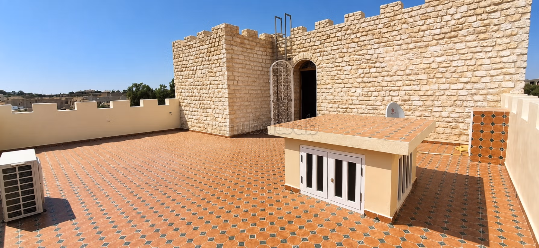 Villa in pietra con piscina e frutteto