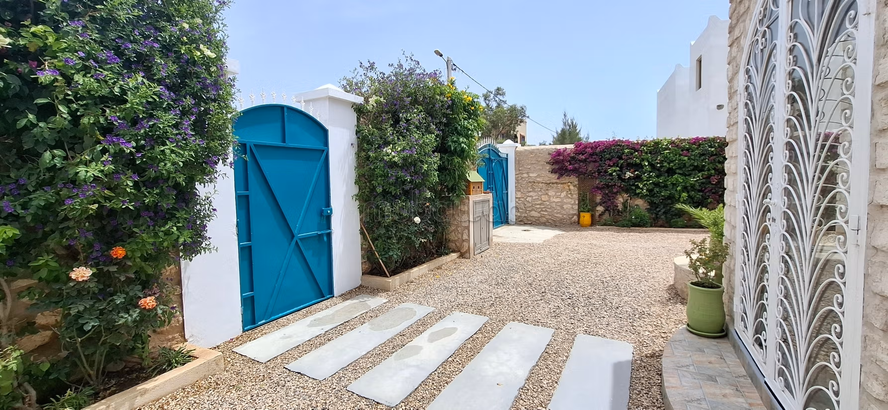 Villa in pietra con piscina e frutteto