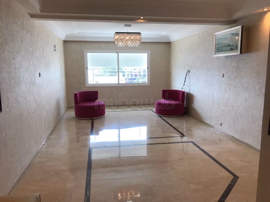 Appartement à louer à Val Fleury. 4 pièces. Service de concierge, cheminée