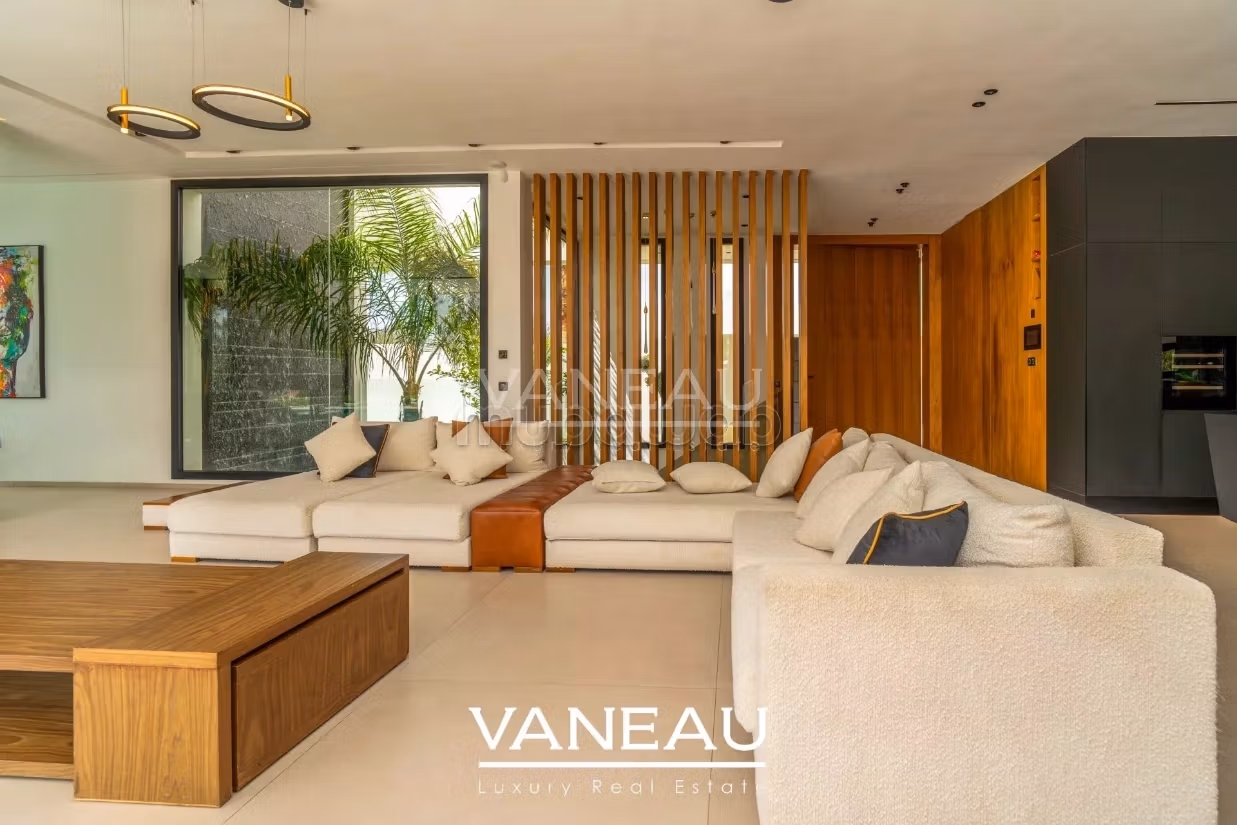 Contemporary Villa by an Architect with Integrated Home Automation
