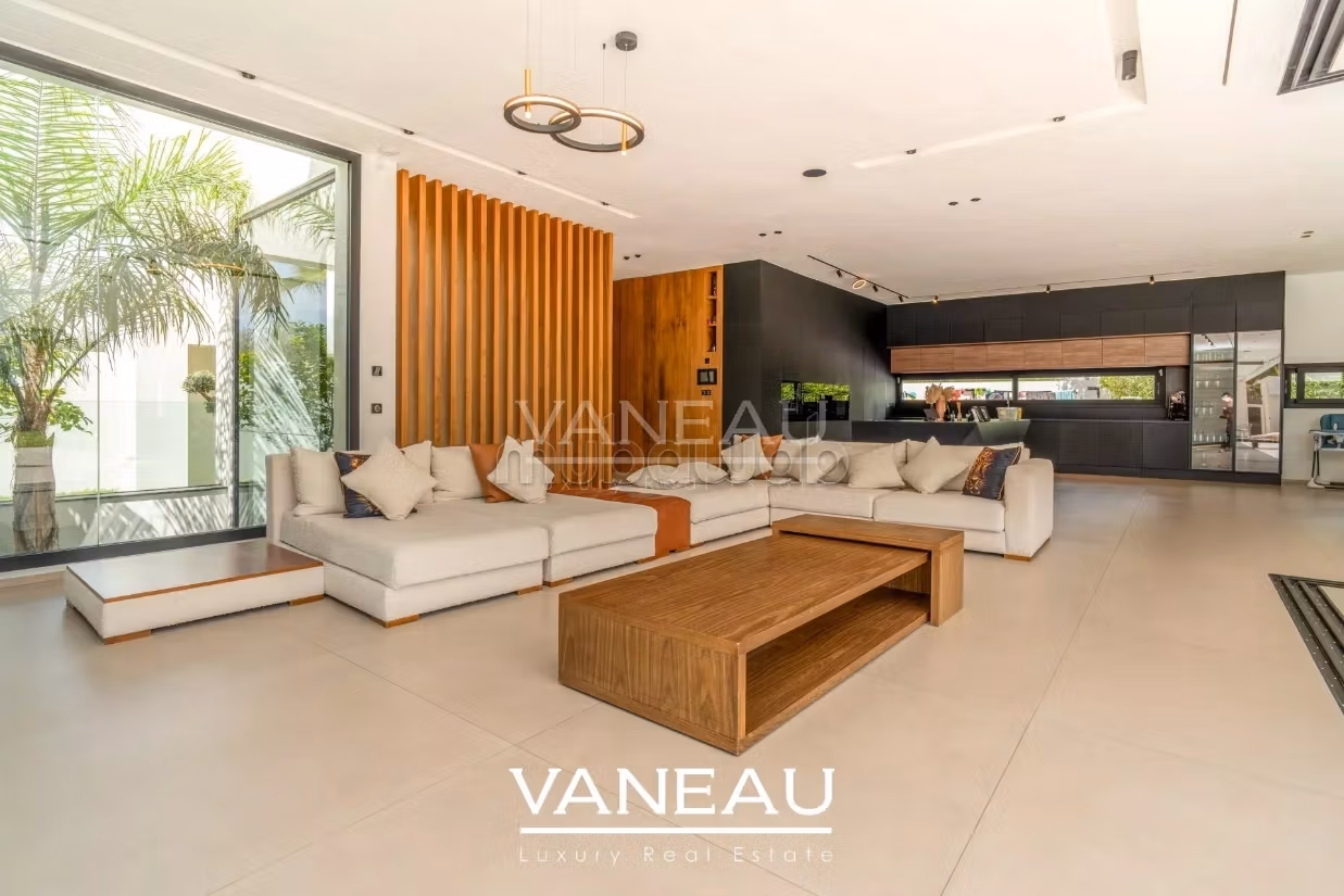 Contemporary Villa by an Architect with Integrated Home Automation