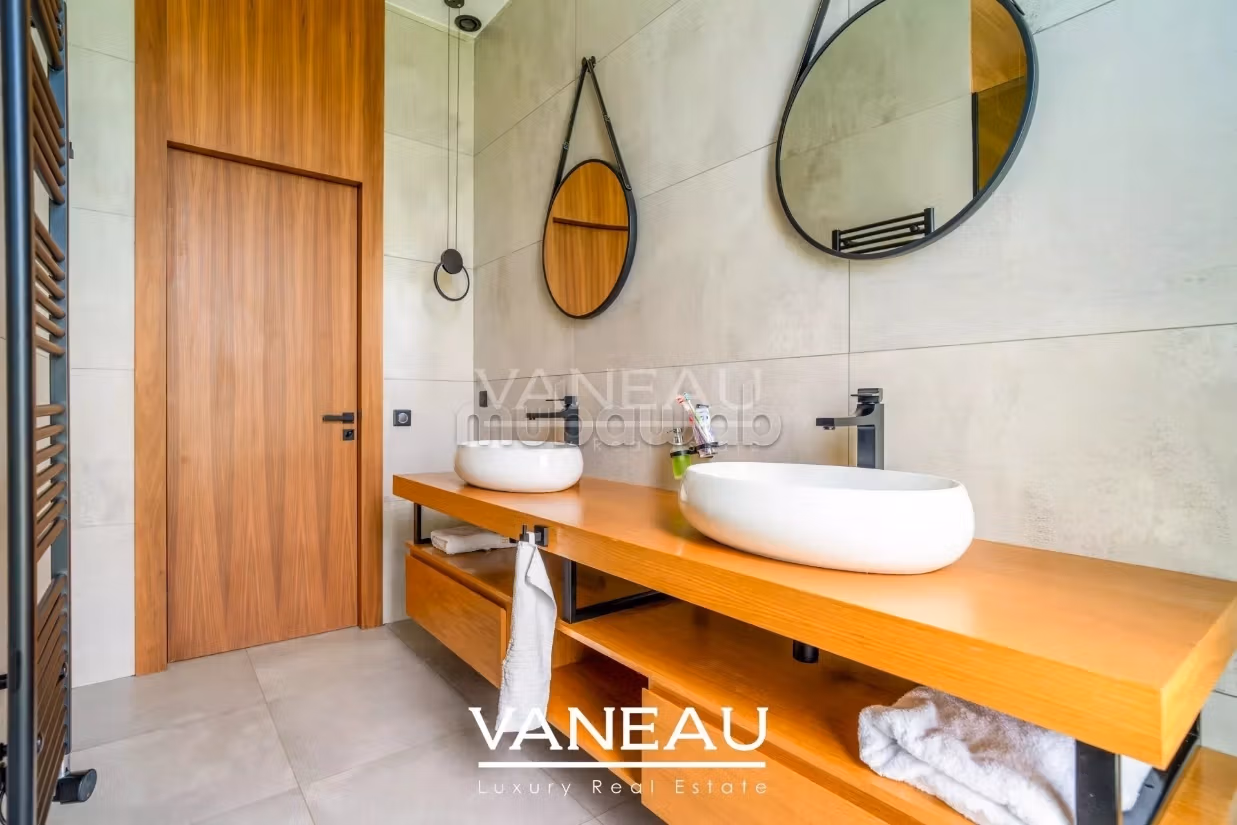 Contemporary Villa by an Architect with Integrated Home Automation