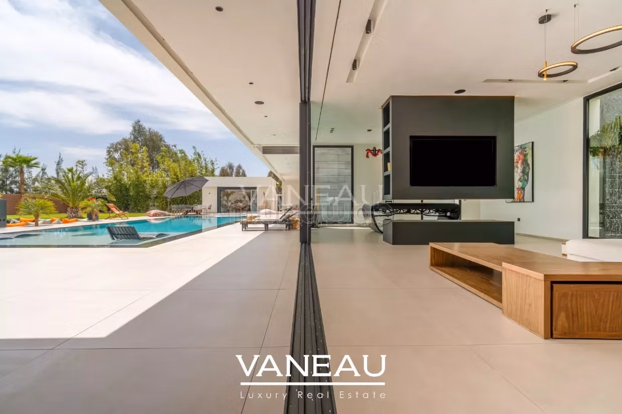 Contemporary Villa by an Architect with Integrated Home Automation
