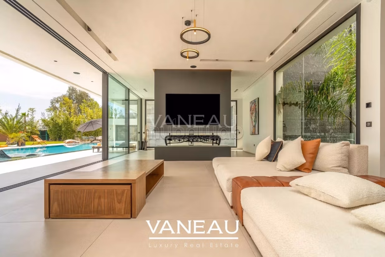 Contemporary Villa by an Architect with Integrated Home Automation