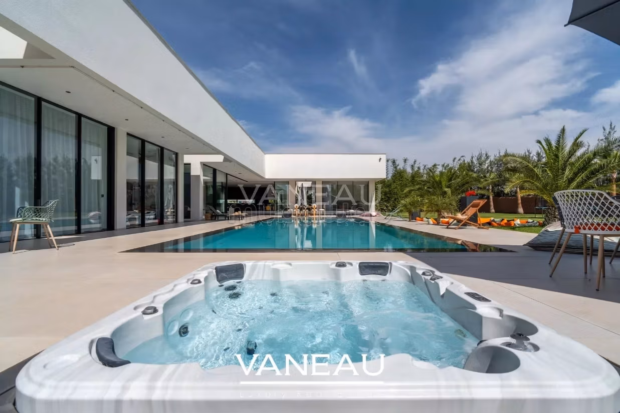 Contemporary Villa by an Architect with Integrated Home Automation