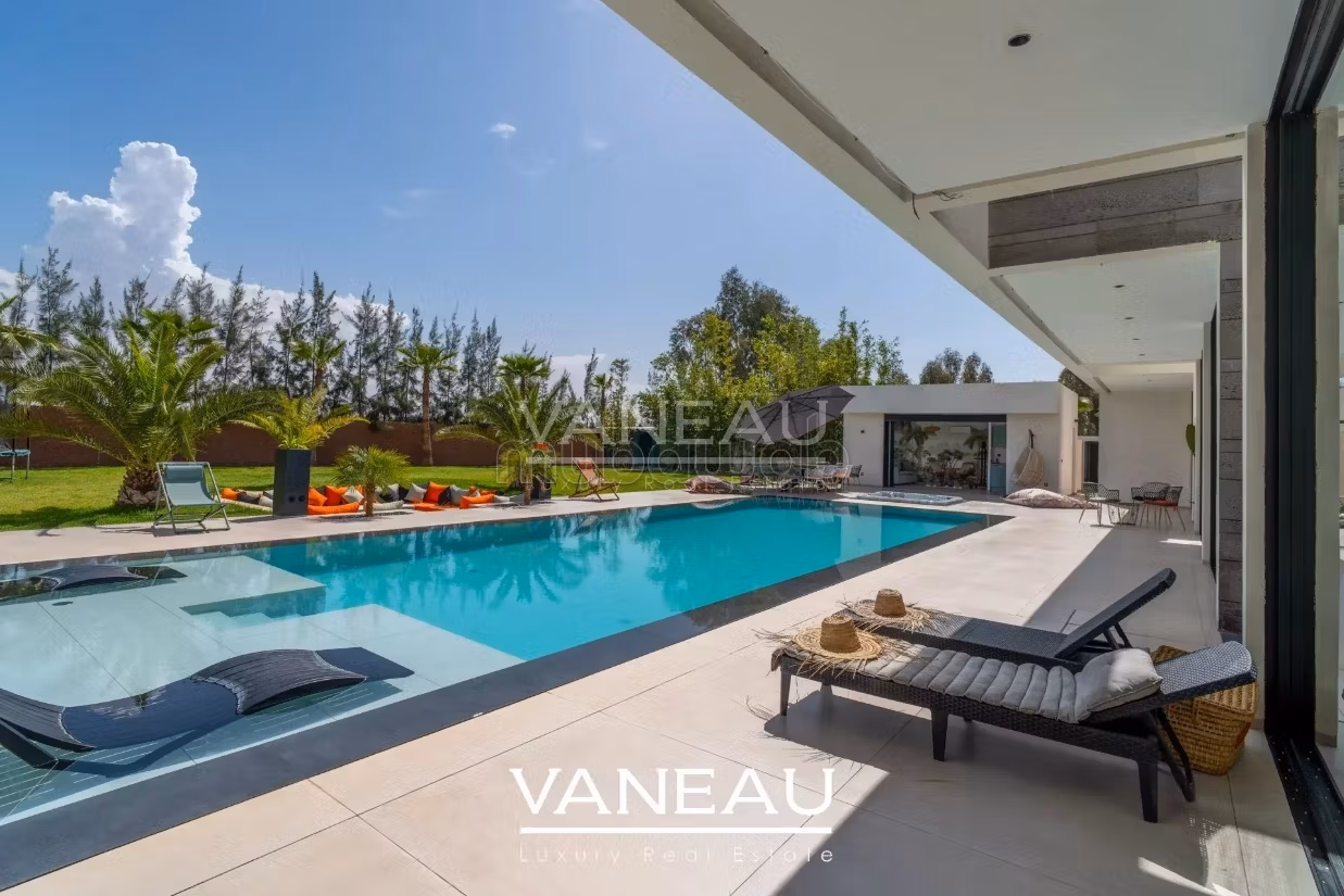 Contemporary Villa by an Architect with Integrated Home Automation