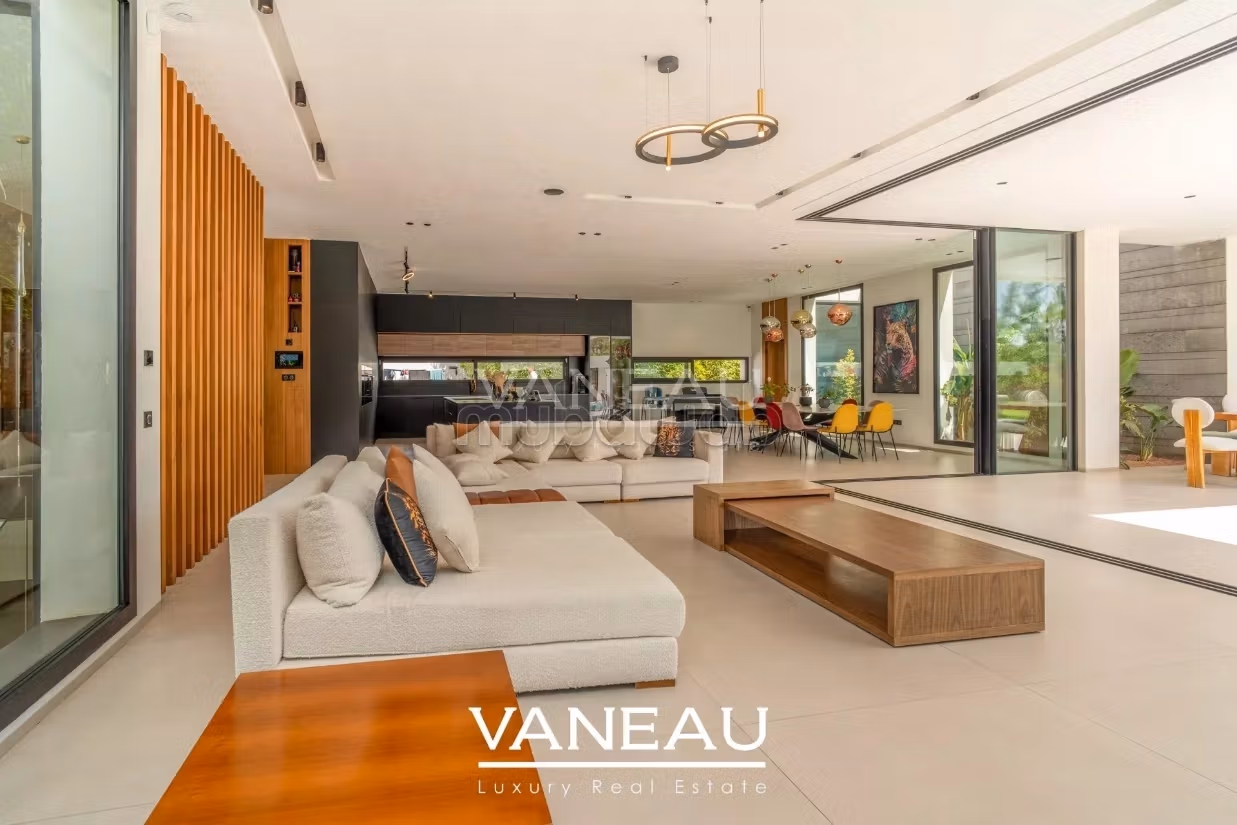 Contemporary Villa by an Architect with Integrated Home Automation