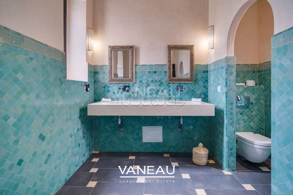 Superb guesthouse palace on 1 hectare