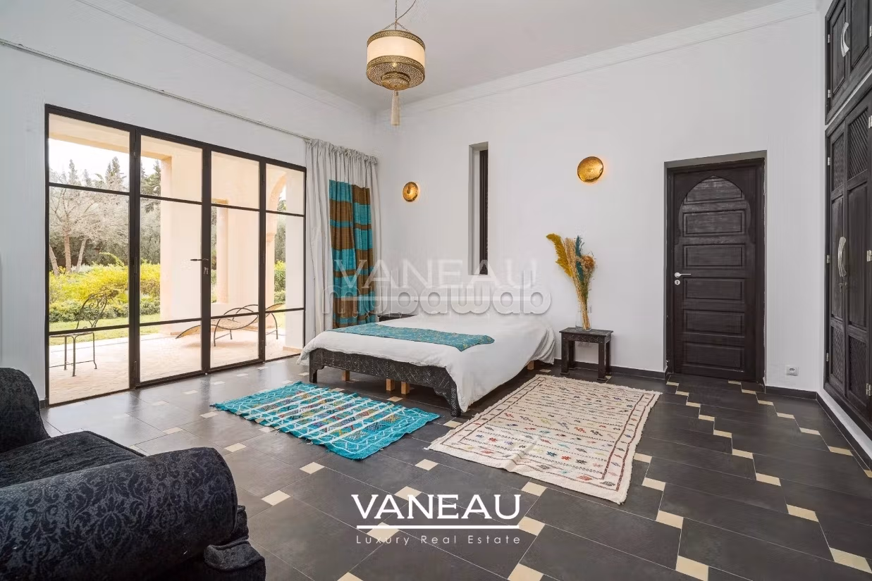 Superb guesthouse palace on 1 hectare