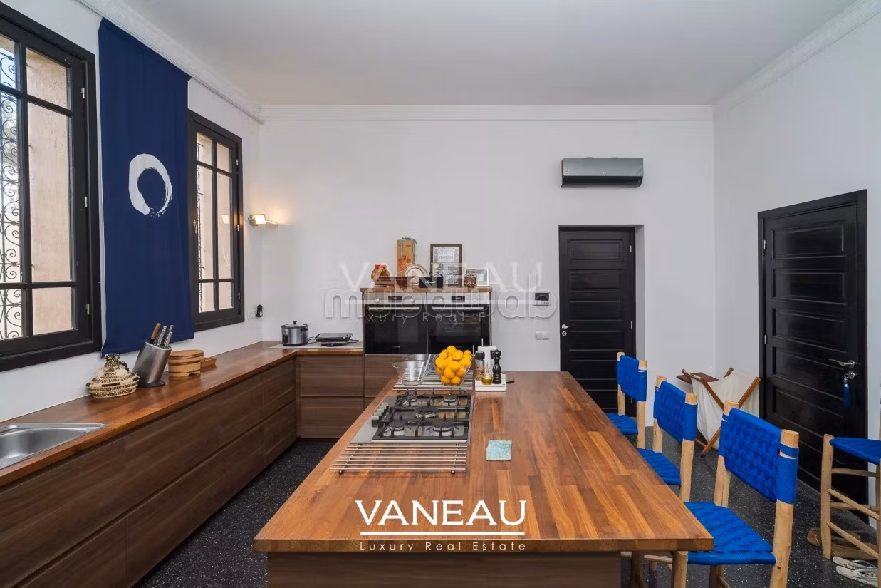 Superb guesthouse palace on 1 hectare