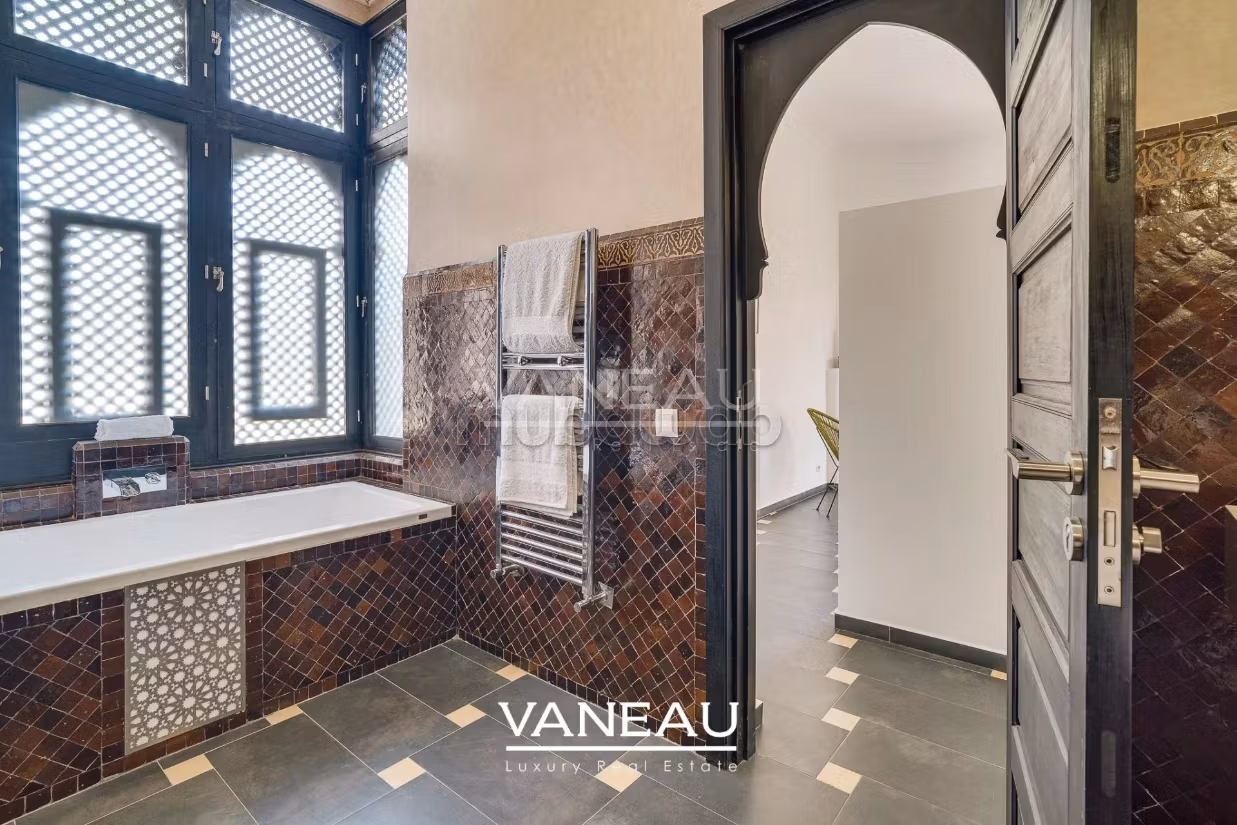 Superb guesthouse palace on 1 hectare