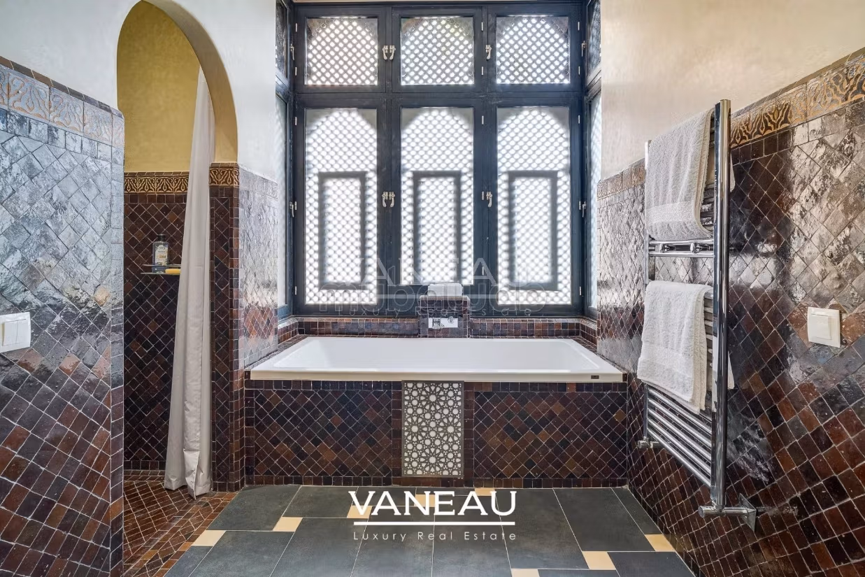 Superb guesthouse palace on 1 hectare