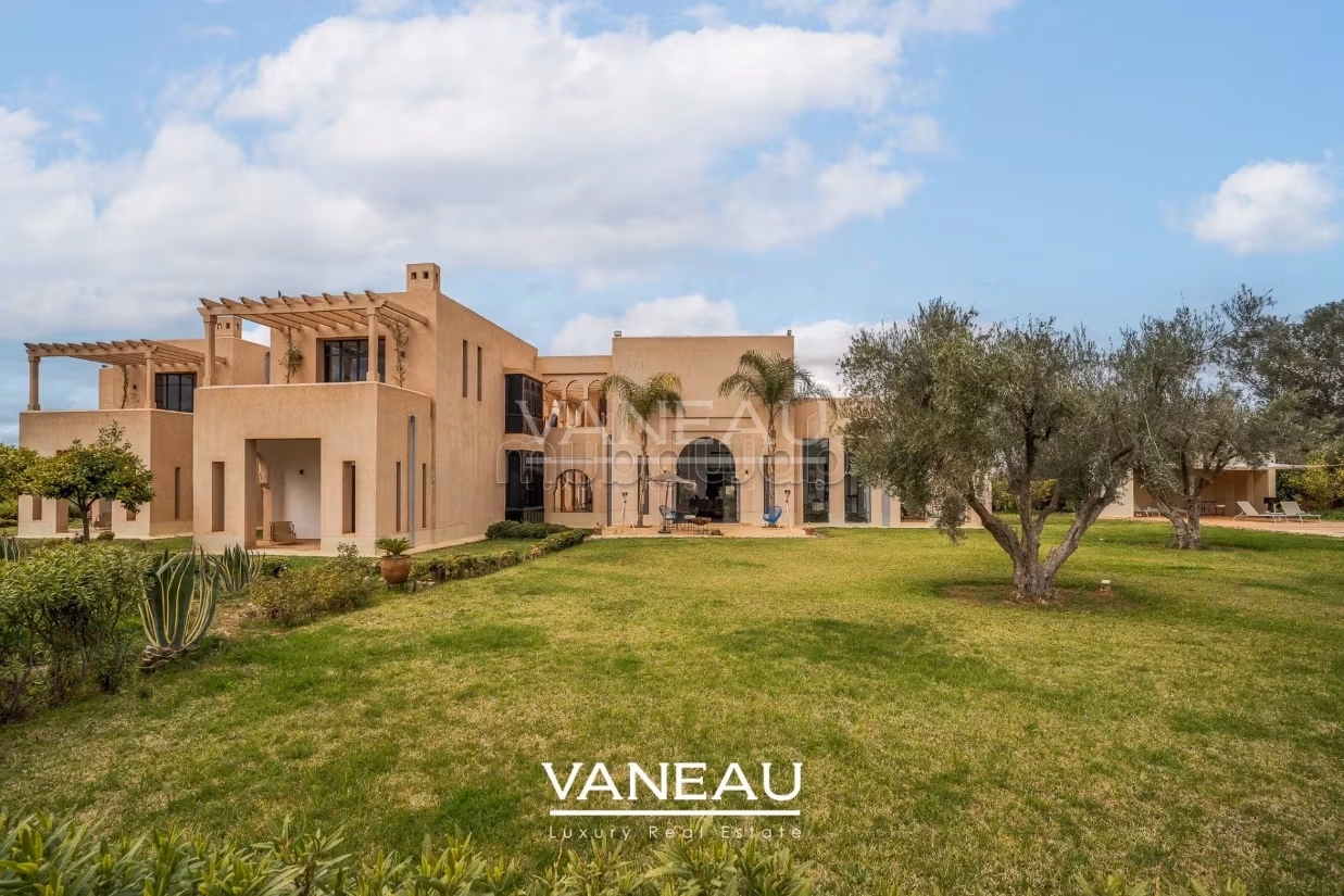 Superb guesthouse palace on 1 hectare