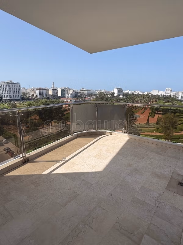 Ático en alquiler con terraza y vista al parque en el barrio Palmier