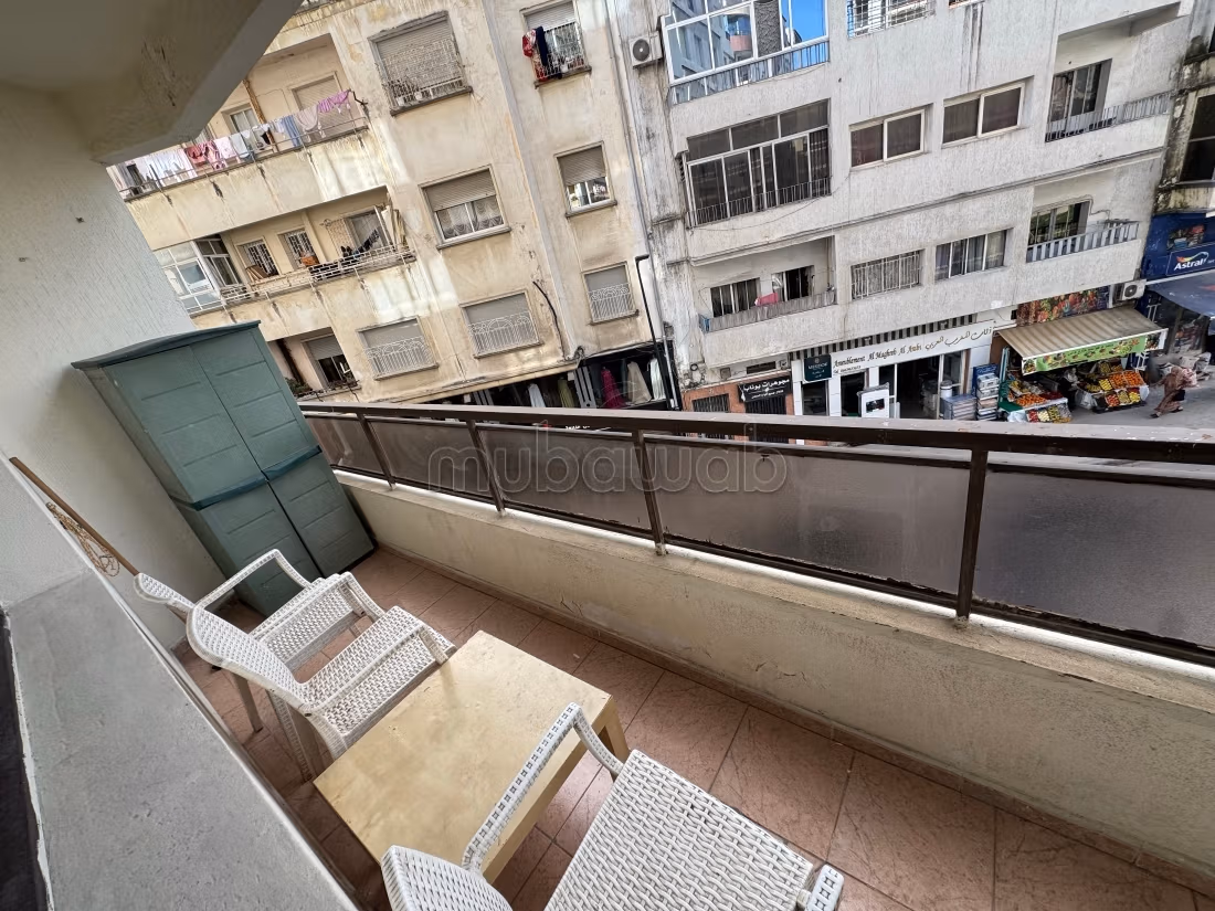 Appartement bien équipé au plein centre avec terrasse avec wifi