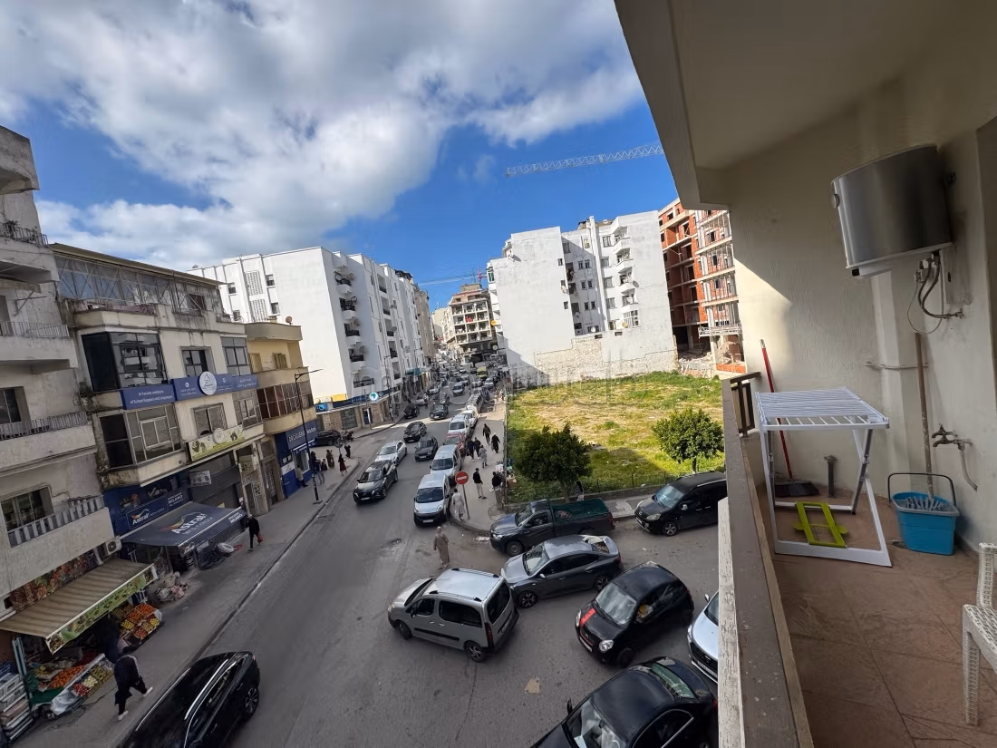 Appartement bien équipé au plein centre avec terrasse avec wifi