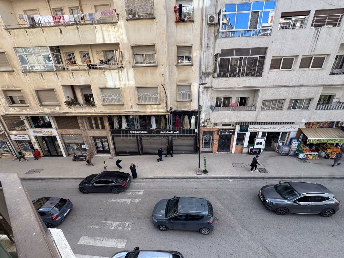 Appartement bien équipé au plein centre avec terrasse avec wifi