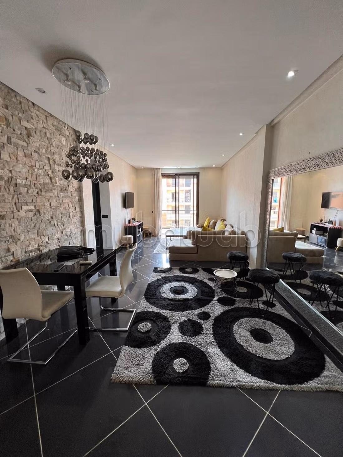 Superbe appartement à louer à Guéliz.
Surface de 85 m².
Bien meublé — 4