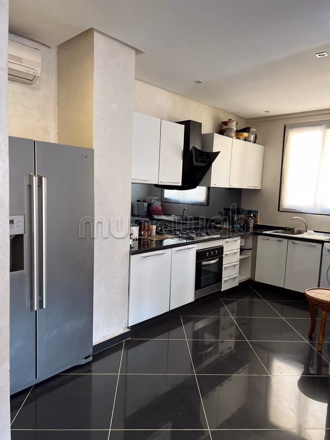 Superbe appartement à louer à Guéliz.
Surface de 85 m².
Bien meublé — 5